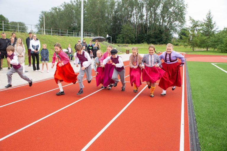LEADER Kuldīgas novadā – atklāts atjaunotais multifunkcionālais sporta laukums Alsungā