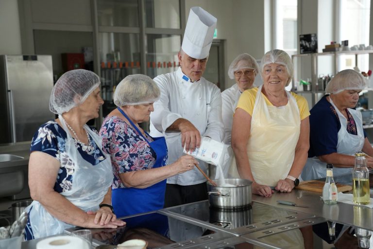 Biedrība “Kuldīgas Senioru skola” īsteno projektu “Kulinārais stāstu klubs”